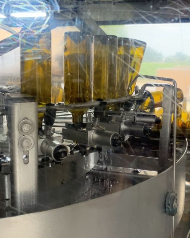 Aujourd’hui a lieu la mise en bouteille de « Château Luchey-Halde » blanc et des « Haldes de Luchey » blanc 2023. 
Encore un peu de patience avant de pouvoir les déguster !🥂

———————-

Today is the bottling of our White wines « Château Luchey-Halde » and « Haldes de Luchey » 2023.  You will just have to wait a little bit before tasting them 😉